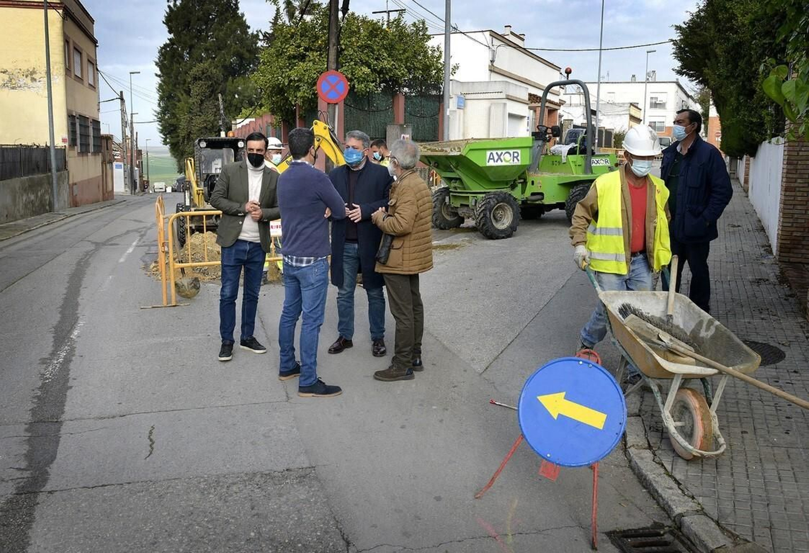 Díaz y Pérez junto a representantes vecinales de Picadueña Alta en su visita a la barriada.