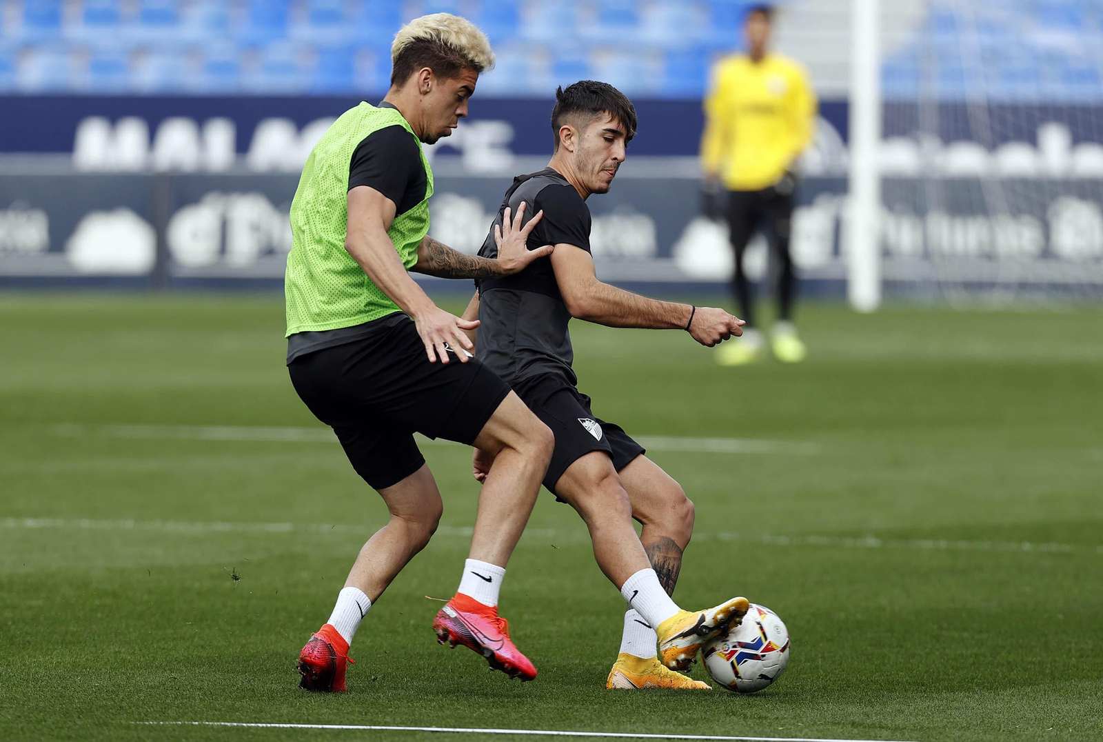 Julio defiende la pelota ante la presión de Josua Mejías.