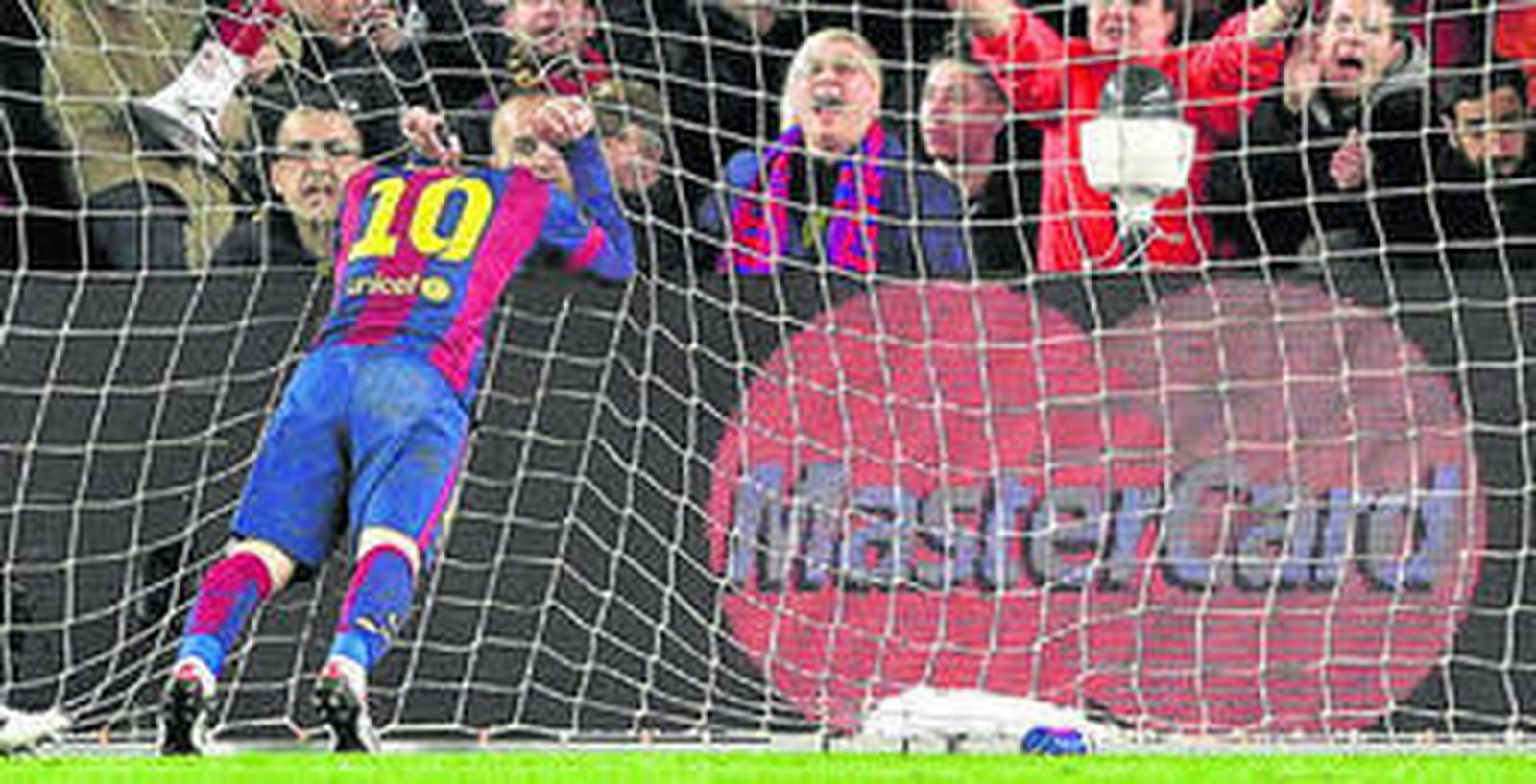 Messi se deja caer sobre la red lamentando el fallo en una de las múltiples ocasiones del Barcelona ante el Manchester City.