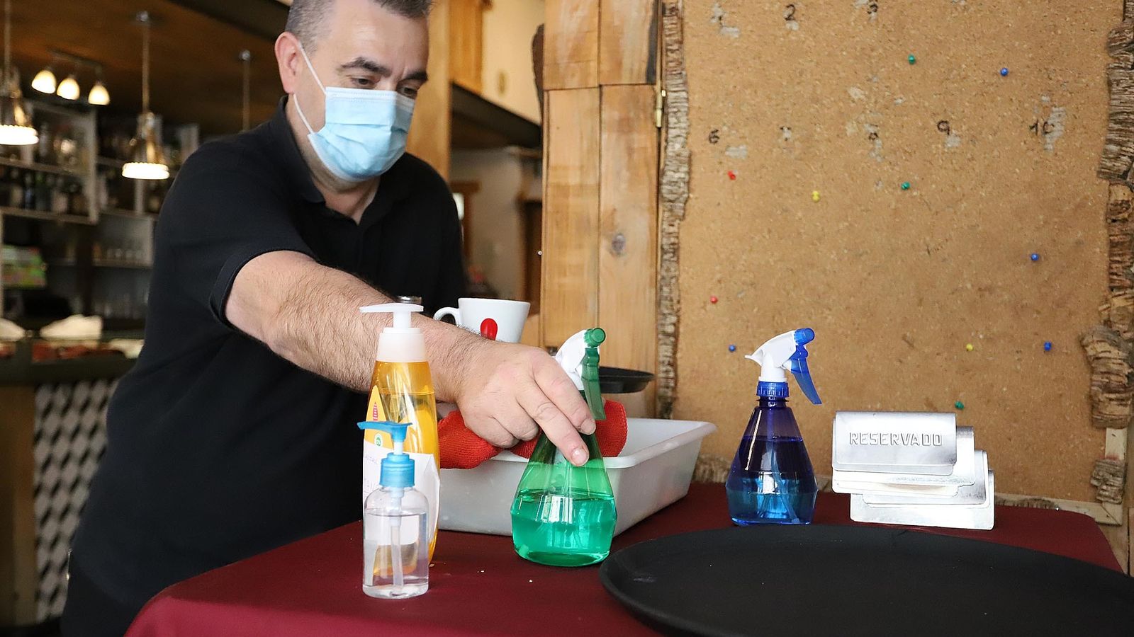 Productos de desinfección y limpieza en un restaurante.