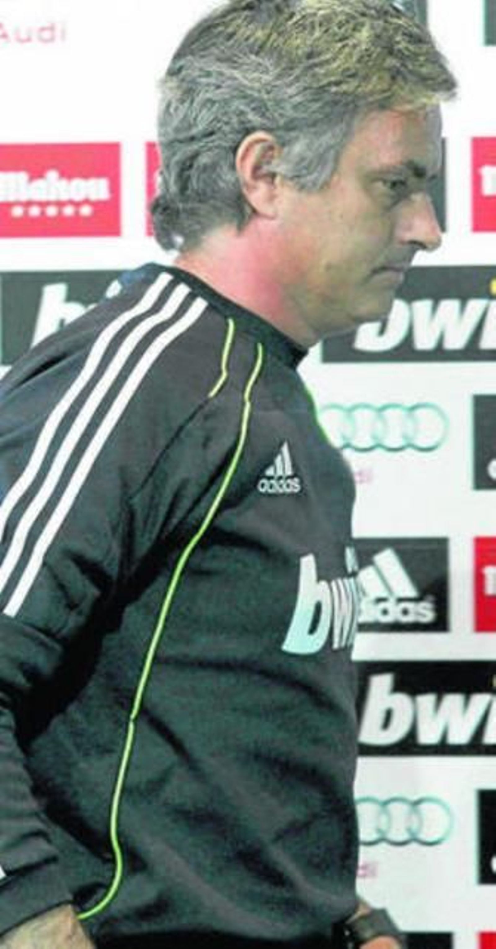 José Mourinho abandona la sala de prensa.