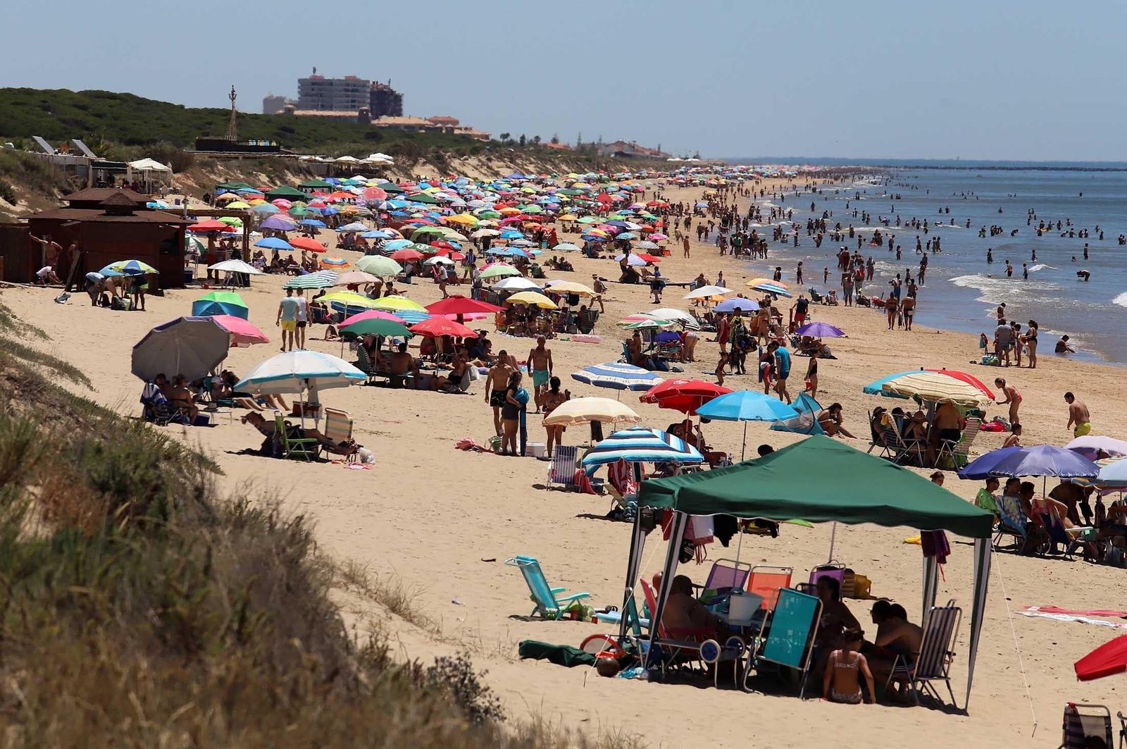 Las imágenes más destacadas del primer domingo de verano en las playas de Huelva