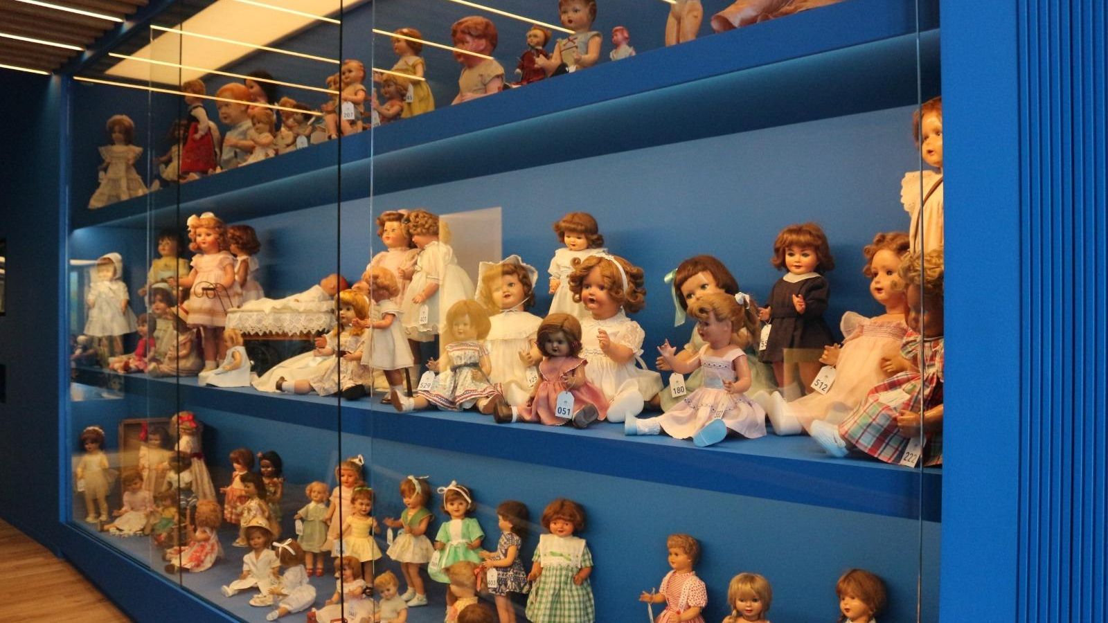 Estanterías repletas de muñecas.