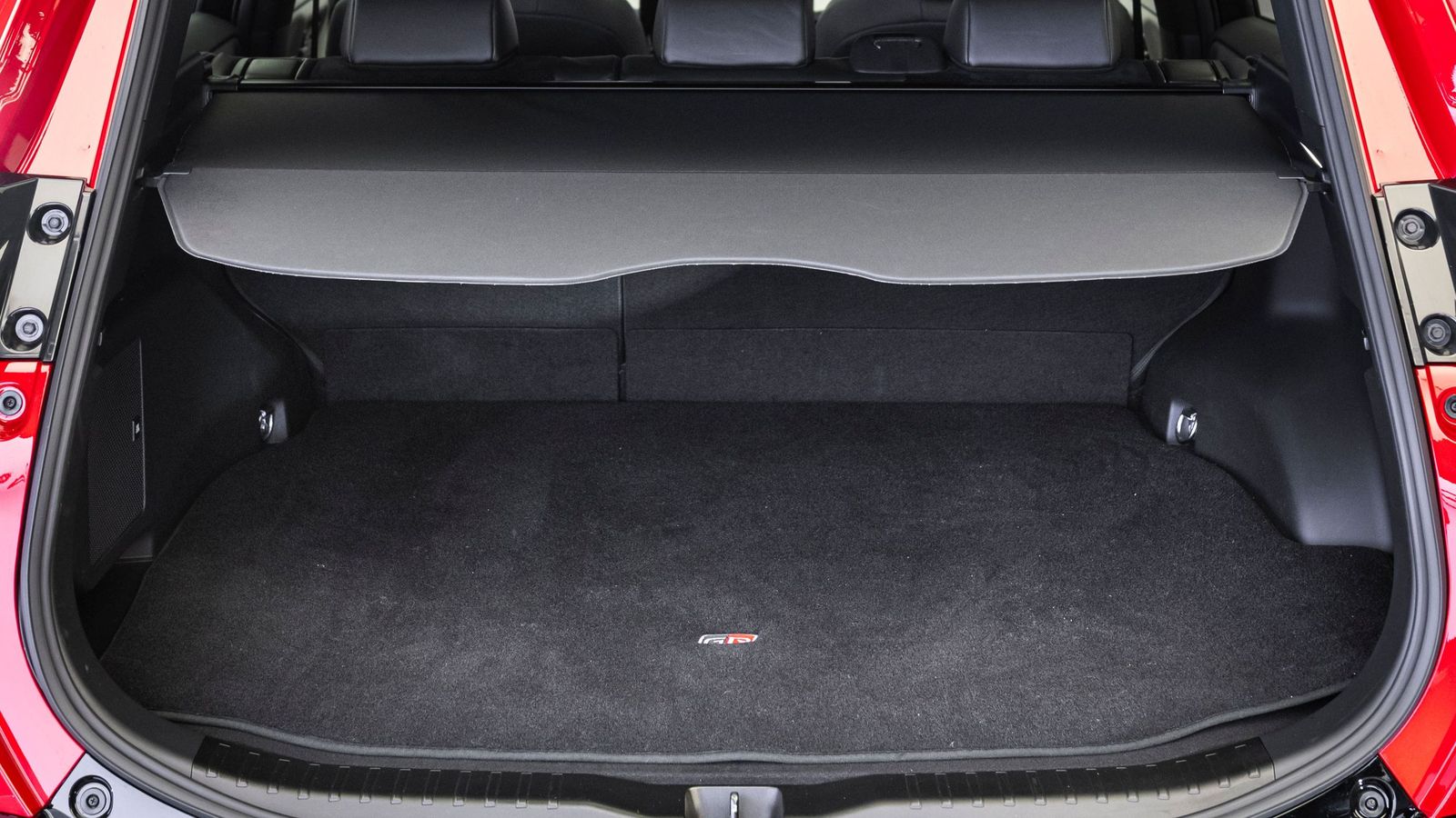 En el mejor de los casos, el que se corresponde con la versión híbrida, el maletero tiene una capacidad de 514 litros. En el peor, los PHEV, unos 70 menos.