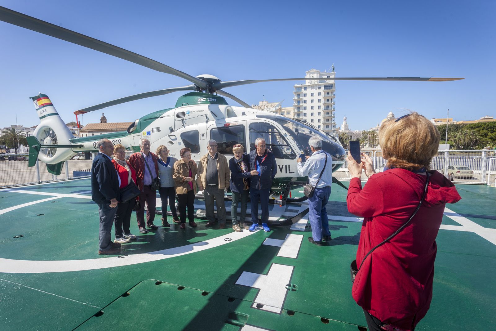 Un grupo de visitantes se hace una foto en la pista del helicóptero del 'Río Segura'.