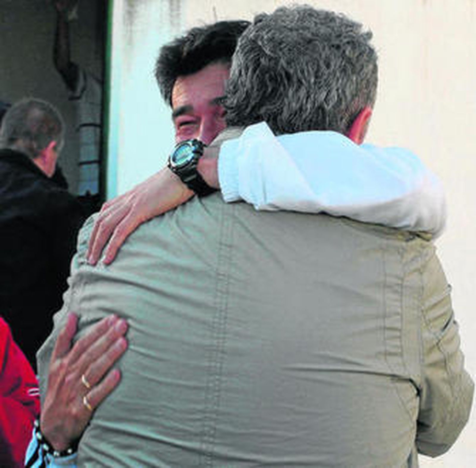 Alfredo Gallardo (de espaldas) y Rafa Escobar se abrazan, en una imagen de archivo.