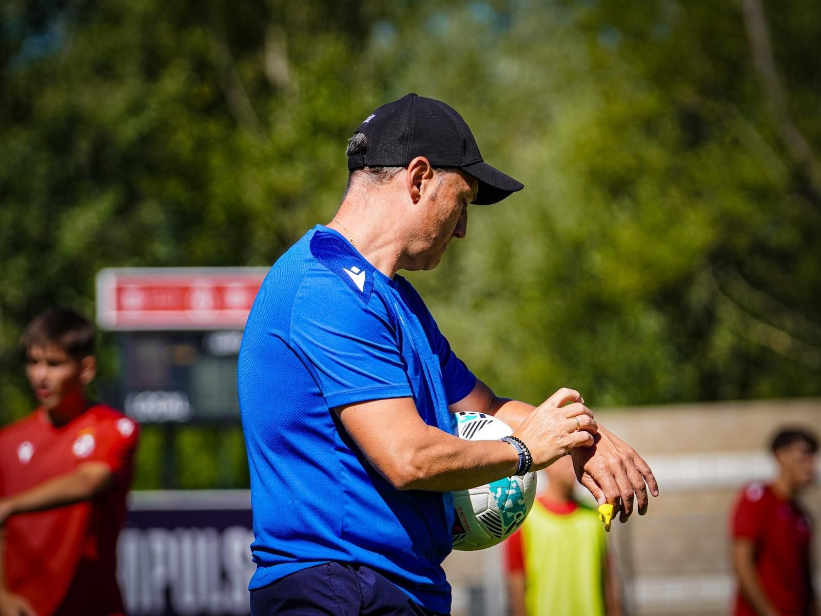El técnico del conjunto leonés observa su reloj durante una sesión de entrenamiento del presente verano.