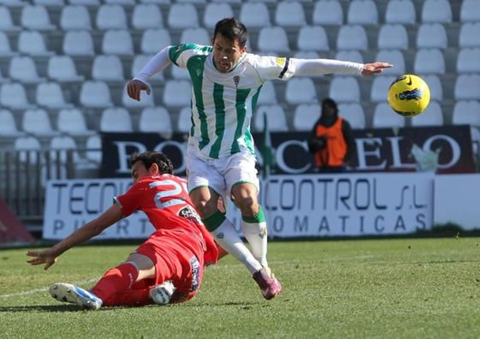 El Córdoba no puede coronar con una victoria su dominio ante el Celta de Vigo en el Arcángel (0-0). / José Martínez