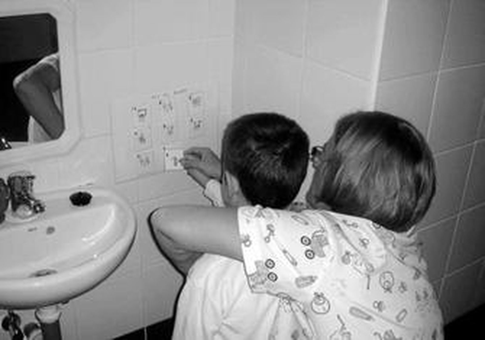 Una de las profesionales trabaja con uno de los menores.