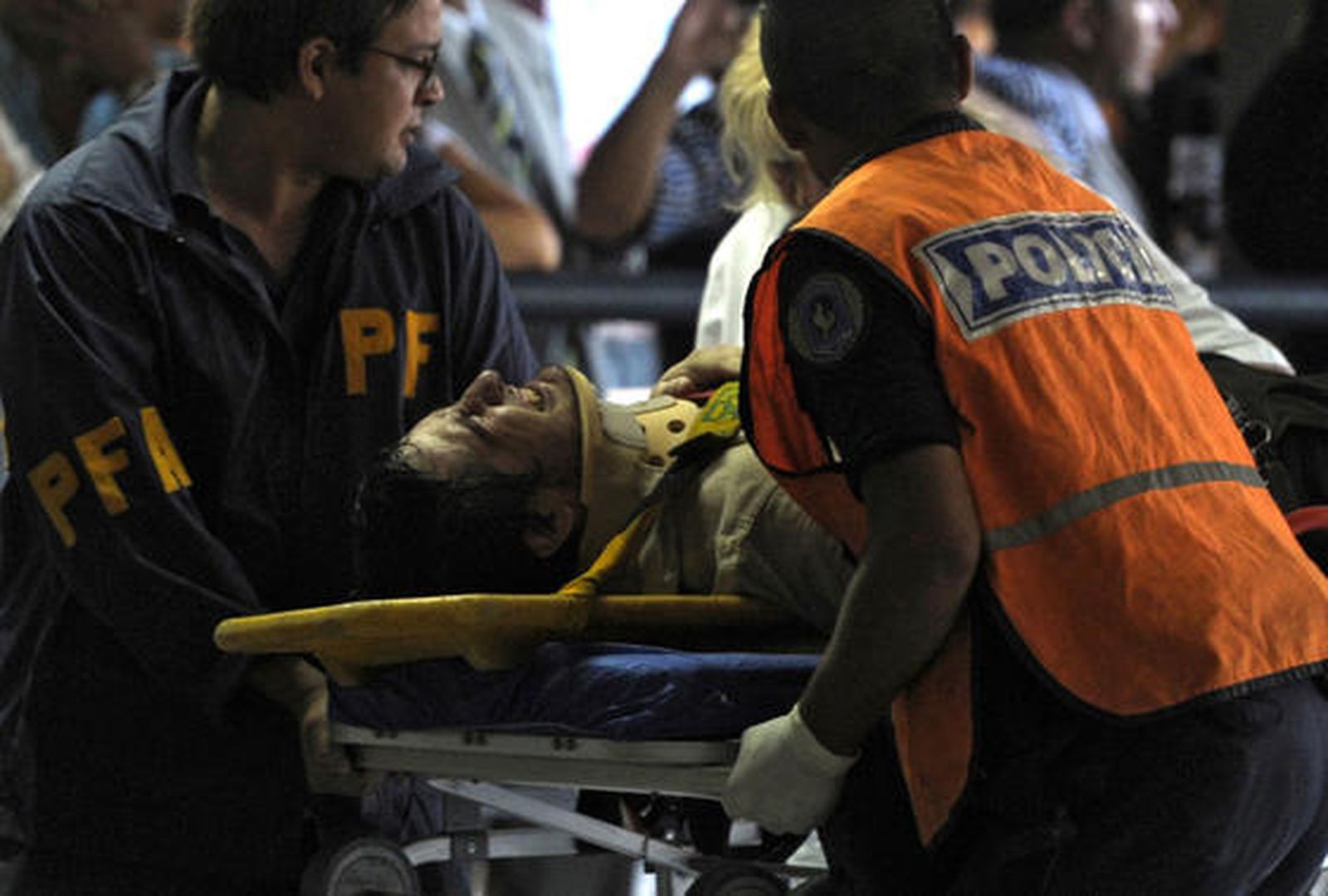 Los servicios médicos y la Policía trasladan a un herido.

Foto: AFP Photo/ Reuters