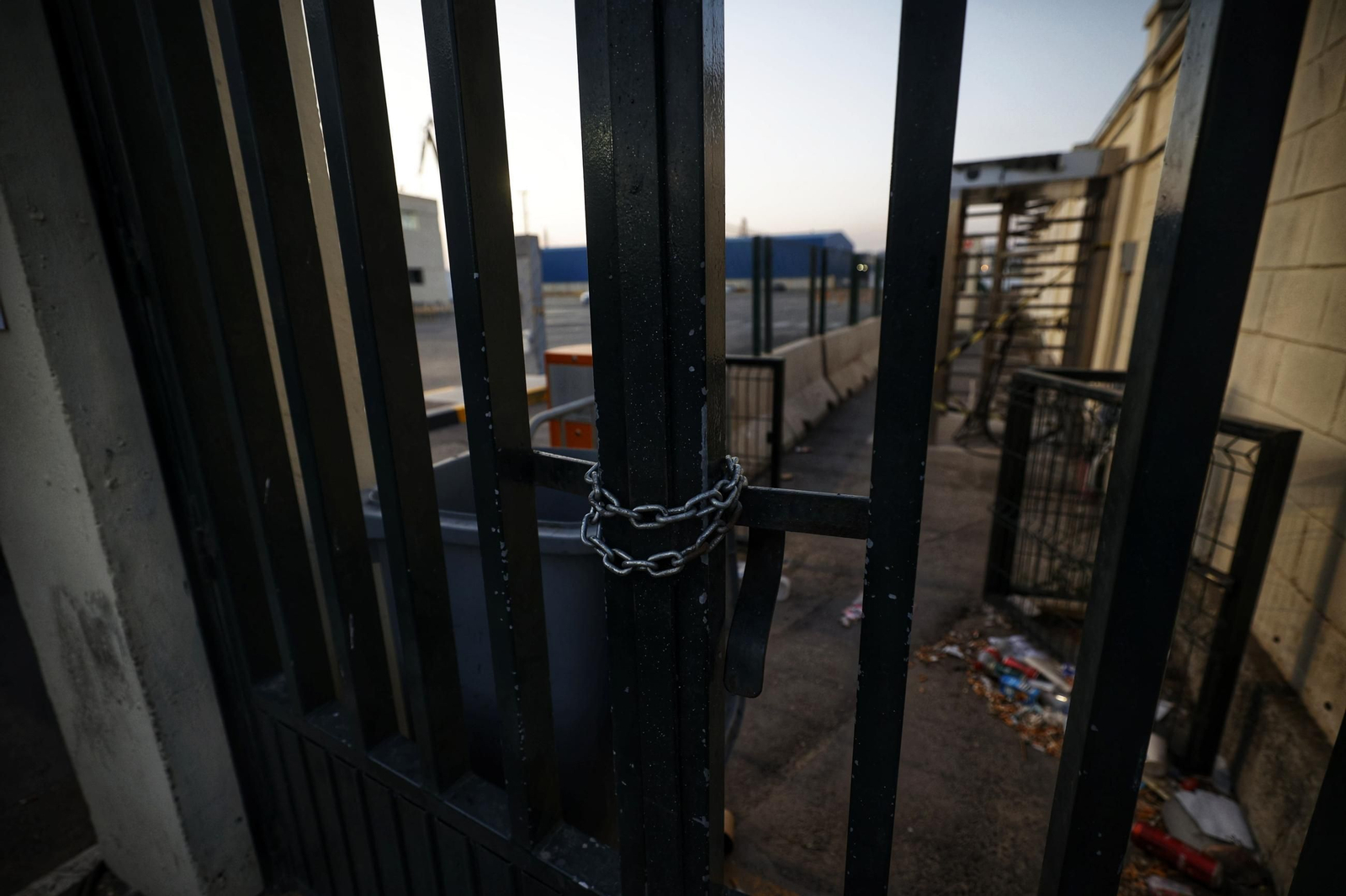 Cadenas en las puertas de Navantia Cádiz, el lunes 1 de julio.