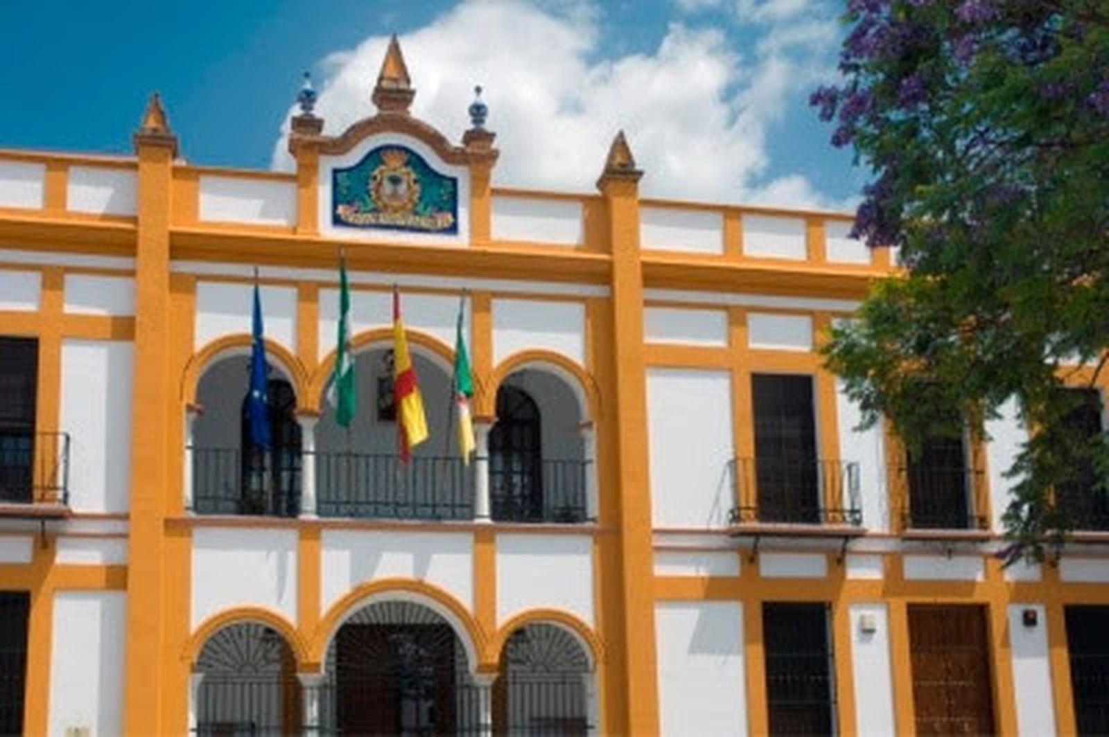 Fachada principal del Ayuntamiento de Manzanilla.