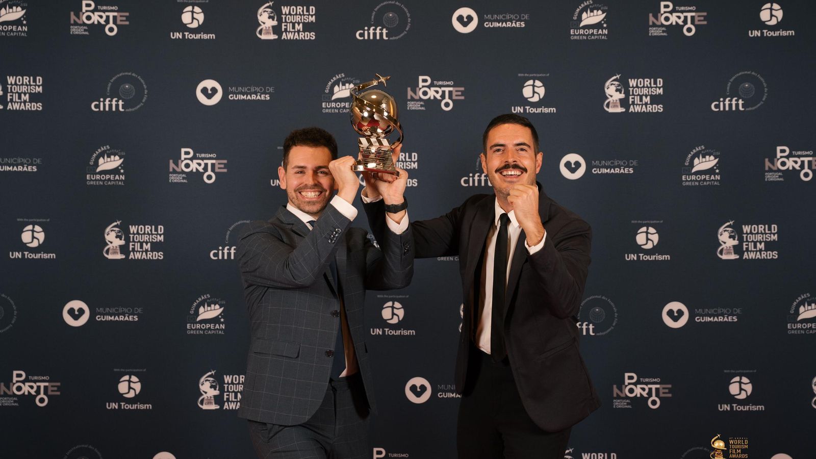 Sergio Postigo y Guillermo Pimentel, con el premio.