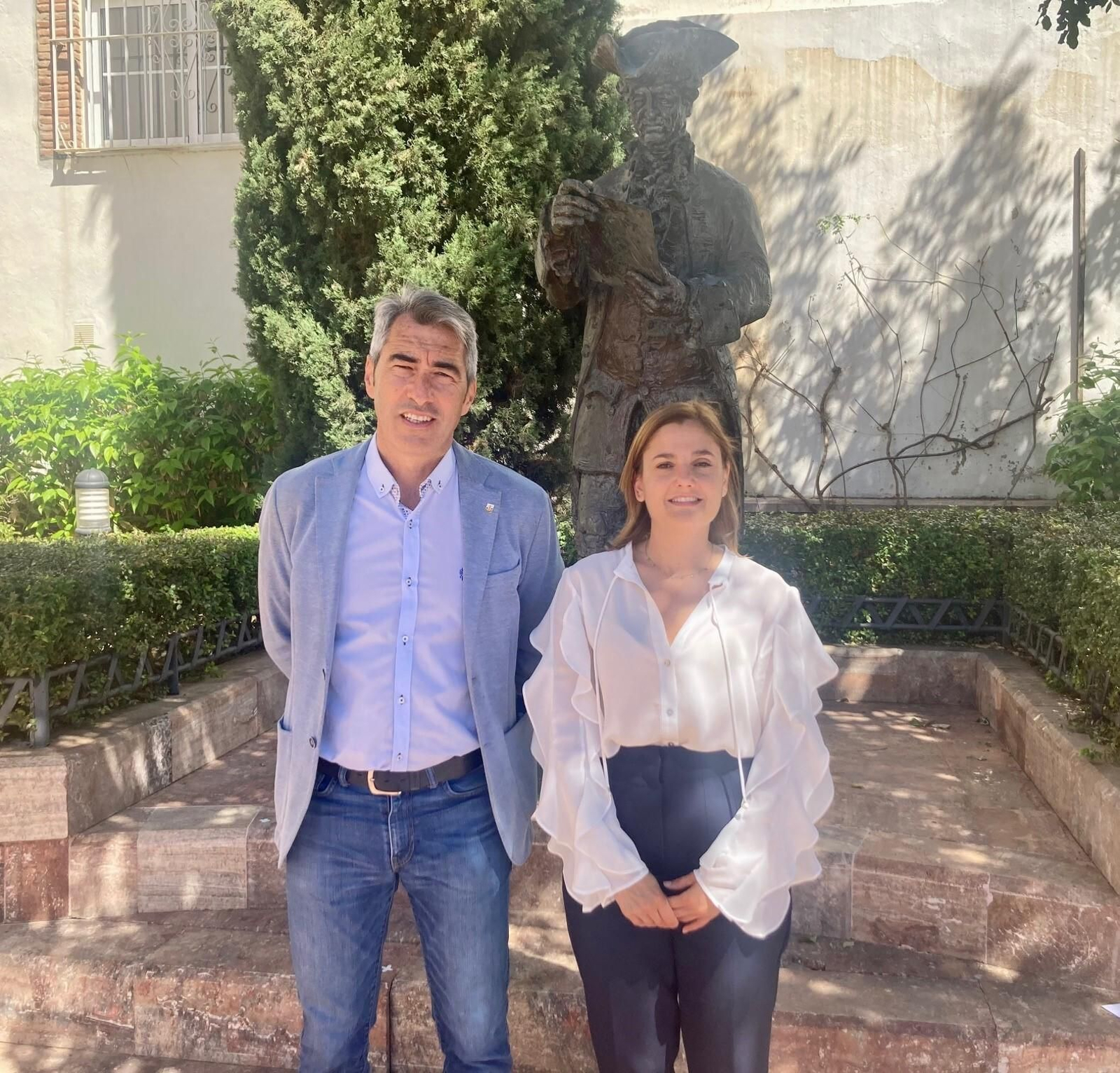 Víctor Navas y María Isabel Ruiz en la Plaza de la Tribuna Víctor Navas y María Isabel Ruiz en la Plaza de la Tribuna