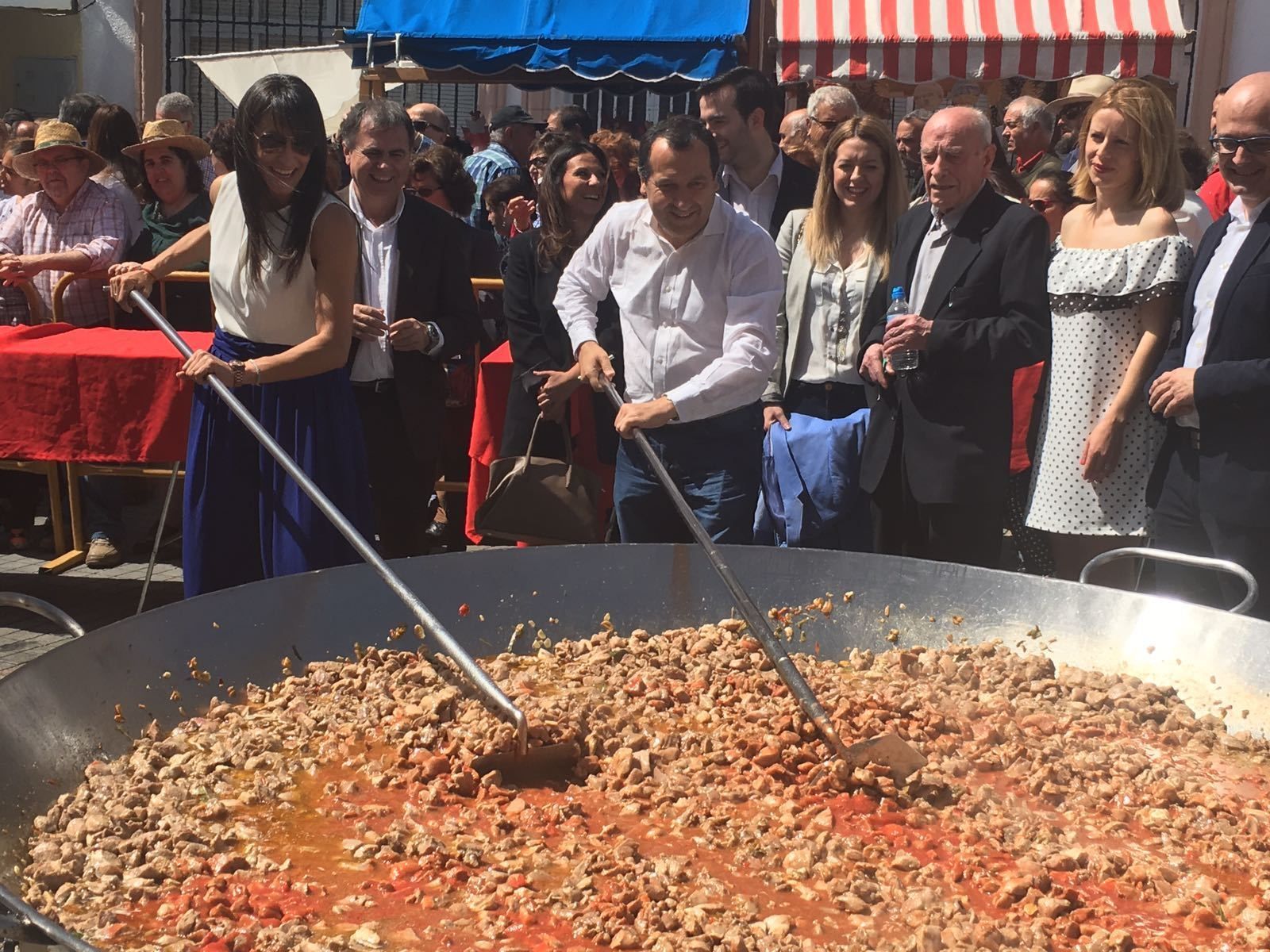Ruiz Espejo mueve la carne de pavo que se cocina en una gran sartén.