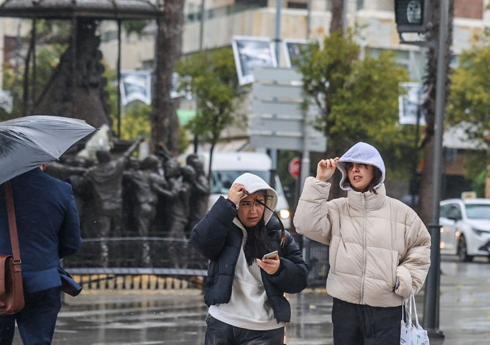Fotografías de la mañana lluviosa en la capital
