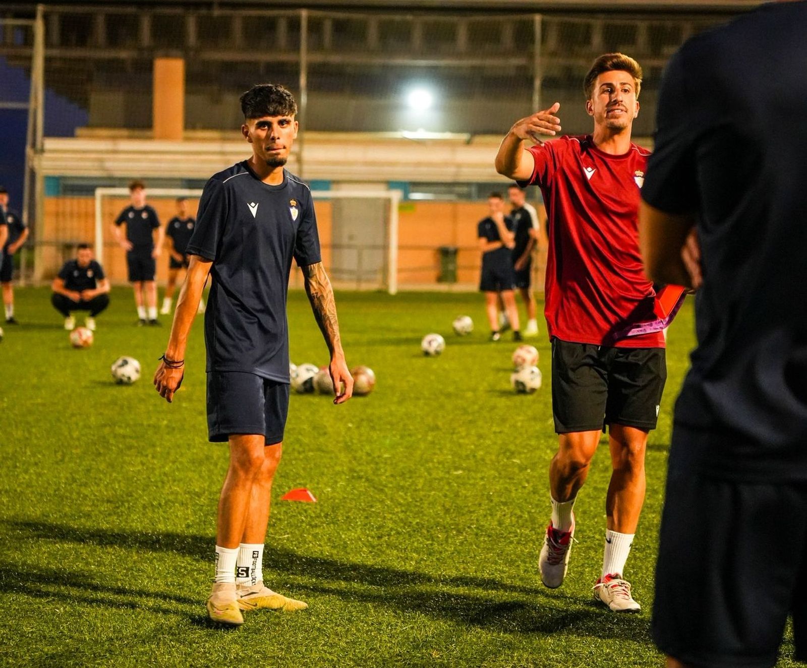Edu Osorio da indicaciones en un entrenamiento.