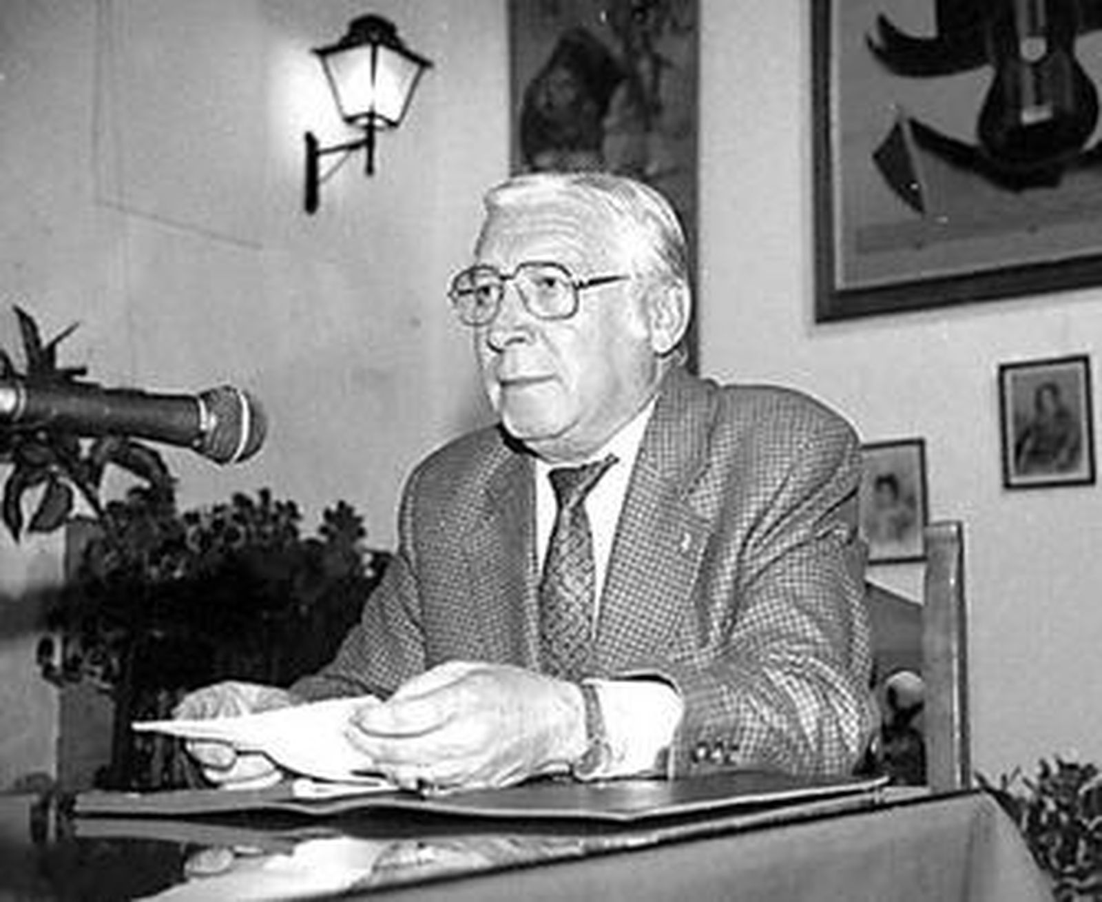 Paco del Río pronunciando una conferencia sobre flamenco, una de sus pasiones.