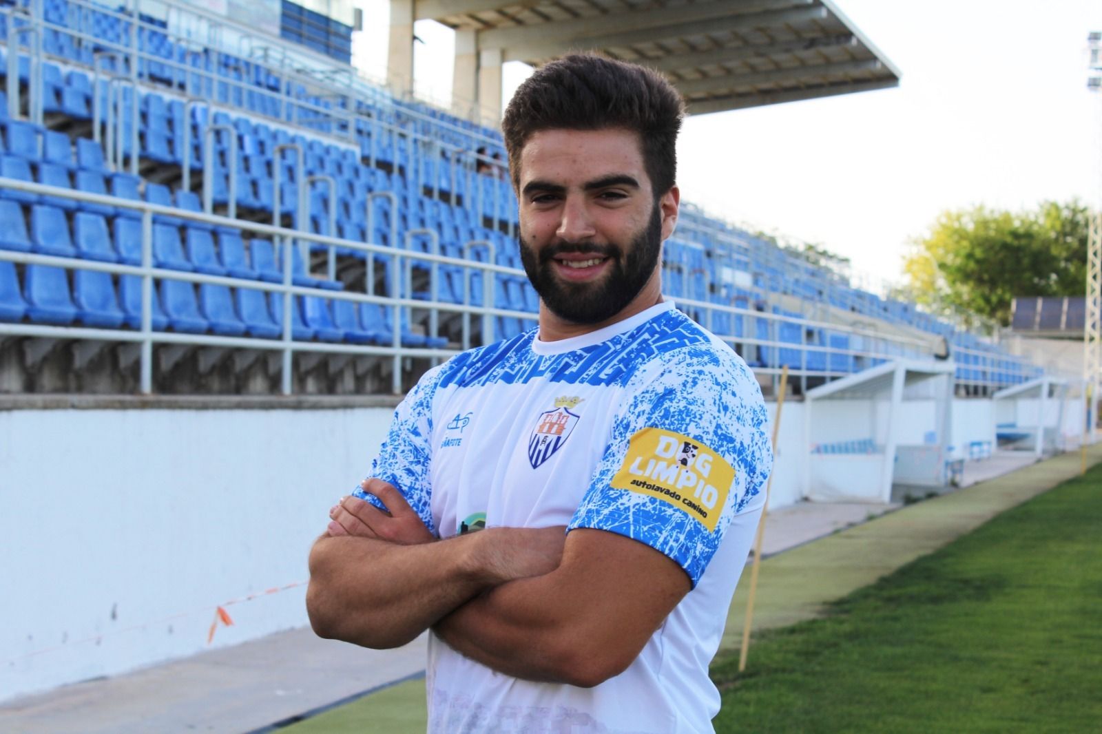 El delantero Pablo Rodríguez posa con la nueva camiseta del Arcos.