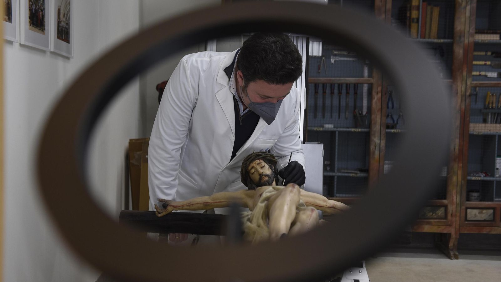 Agustín Martín de Soto con el Crucificado que remata el retablo de Santa Clara.