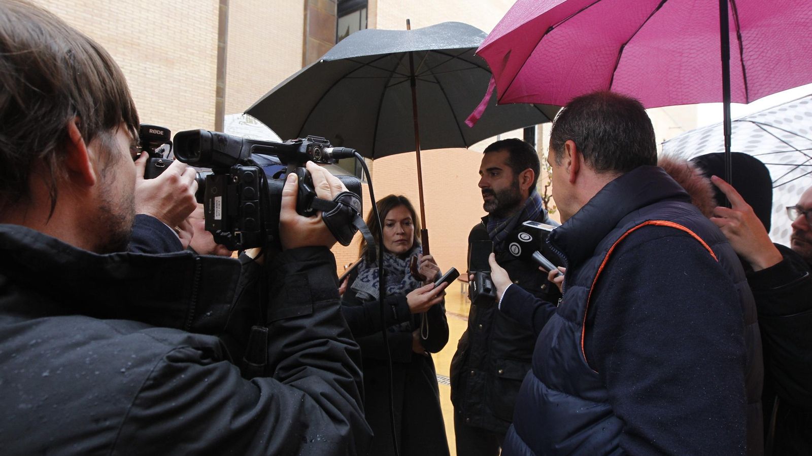 El alcalde de Almería, junto a la concejal de Urbanismo, responde a las preguntas de los periodistas sobre el AVE