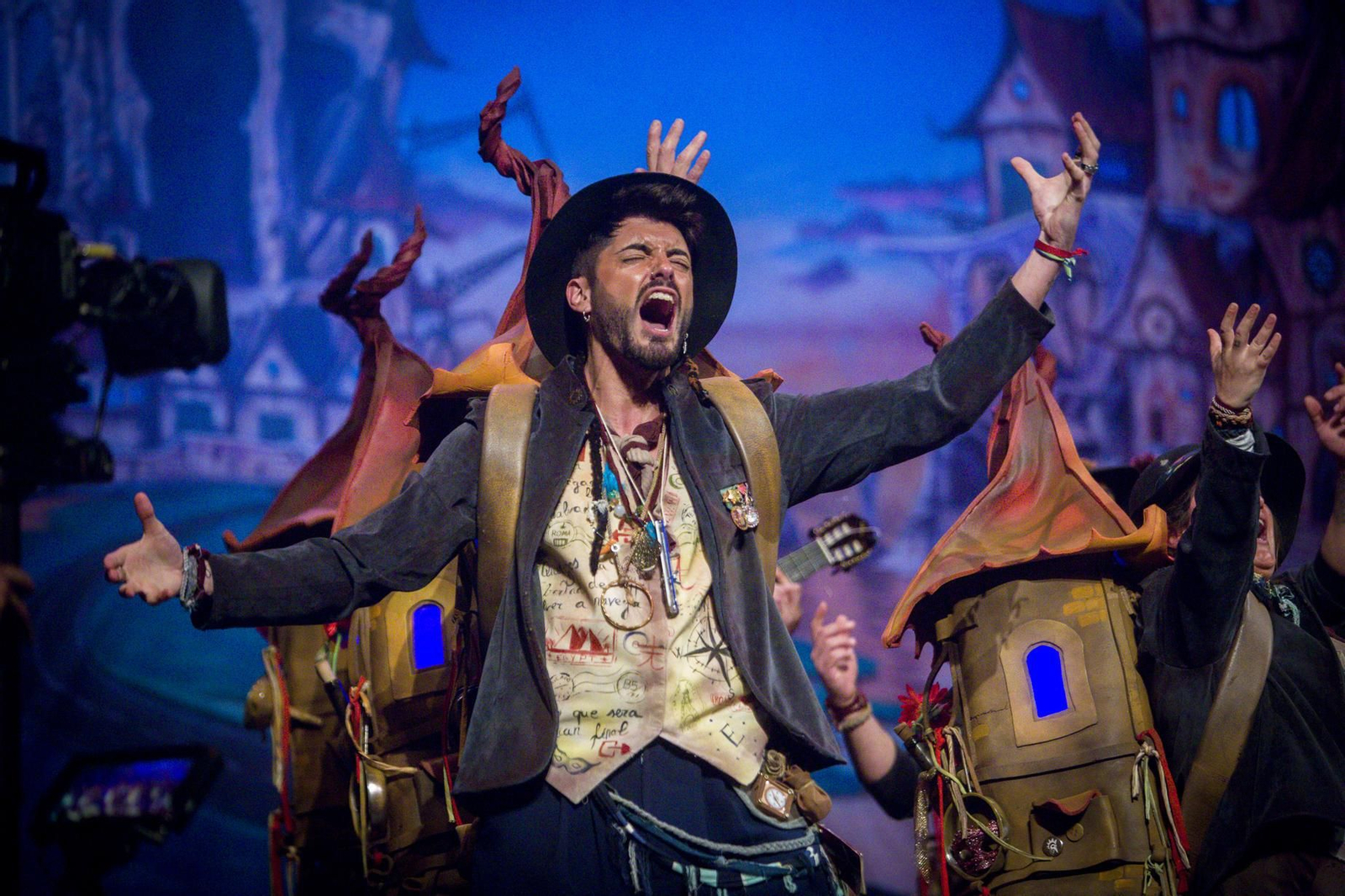 La comparsa 'Los caracoles', de Punta Umbría, en el Gran Teatro Falla