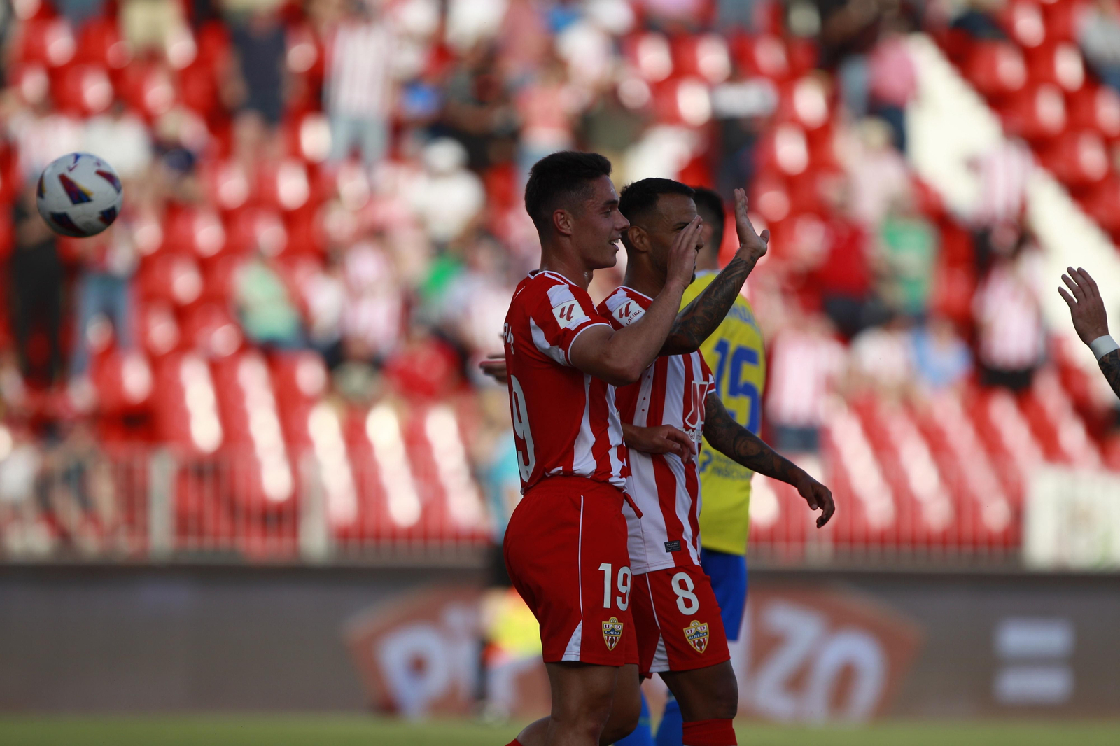 Imágenes de la gran victoria del Almería ante el Cádiz por 6 a 1