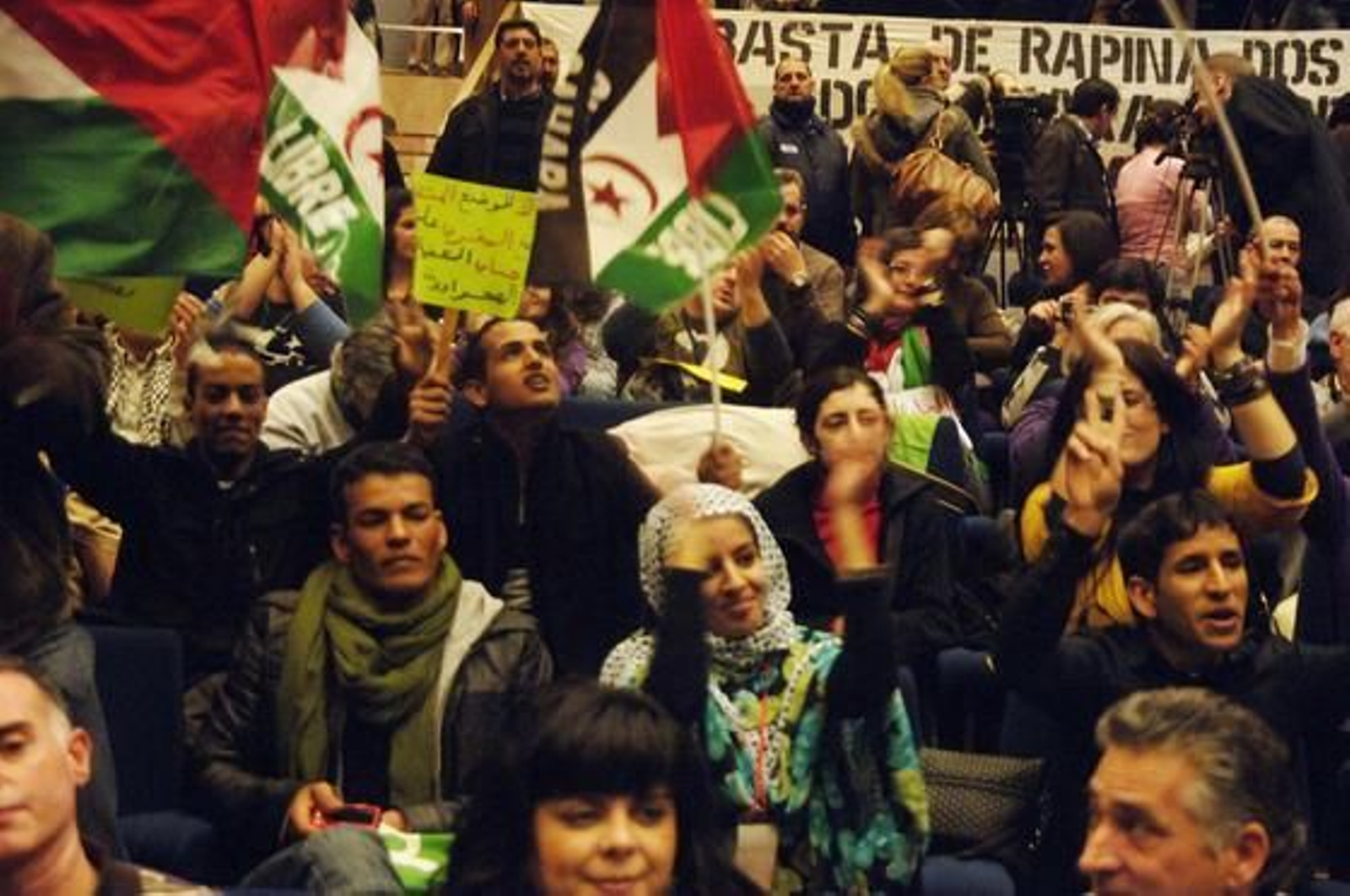 Alrededor de 500 personas arroparon a Aminatu Haidar durante su conferencia

Foto: Patri Díez