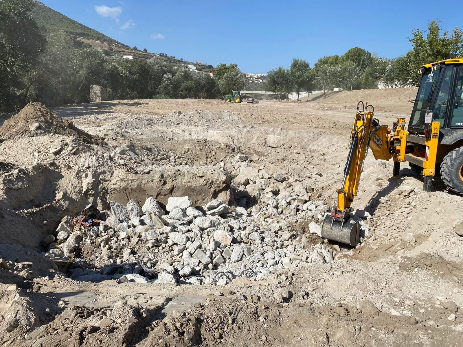 Trabajos de retirada de escombros al inicio de la obra.