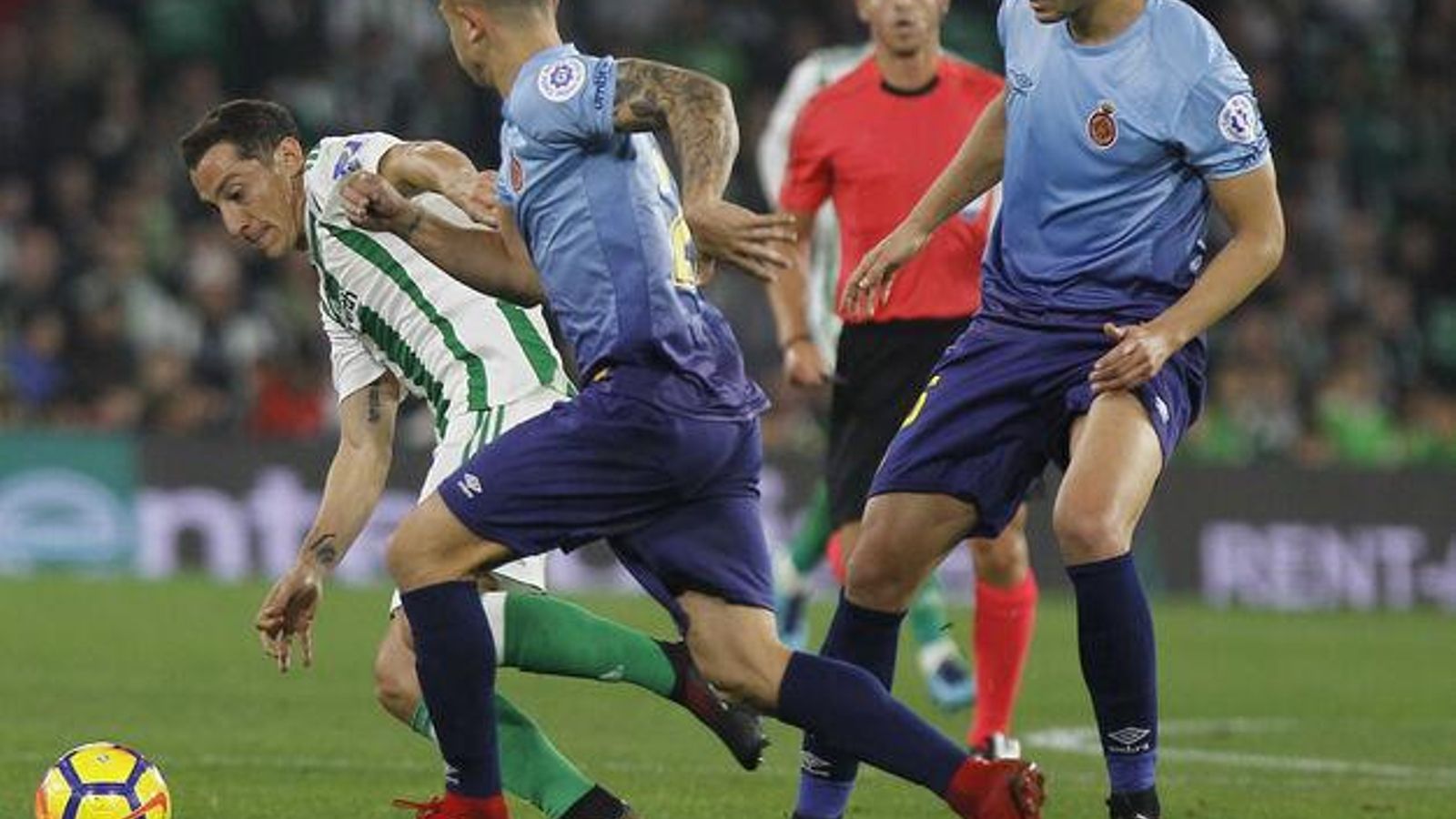 Guardado regatea a Maffeo en el Betis-Girona de 2017.