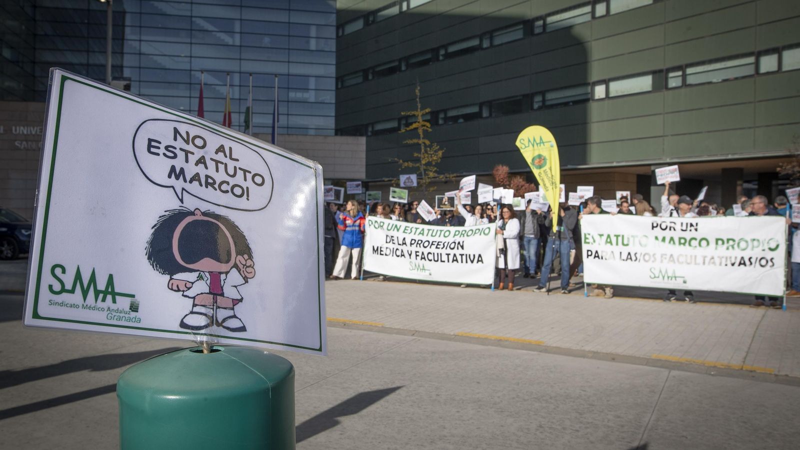 Los médicos han mostrado carteles en contra del borrador y pidiendo que se escuchen sus reivindicaciones