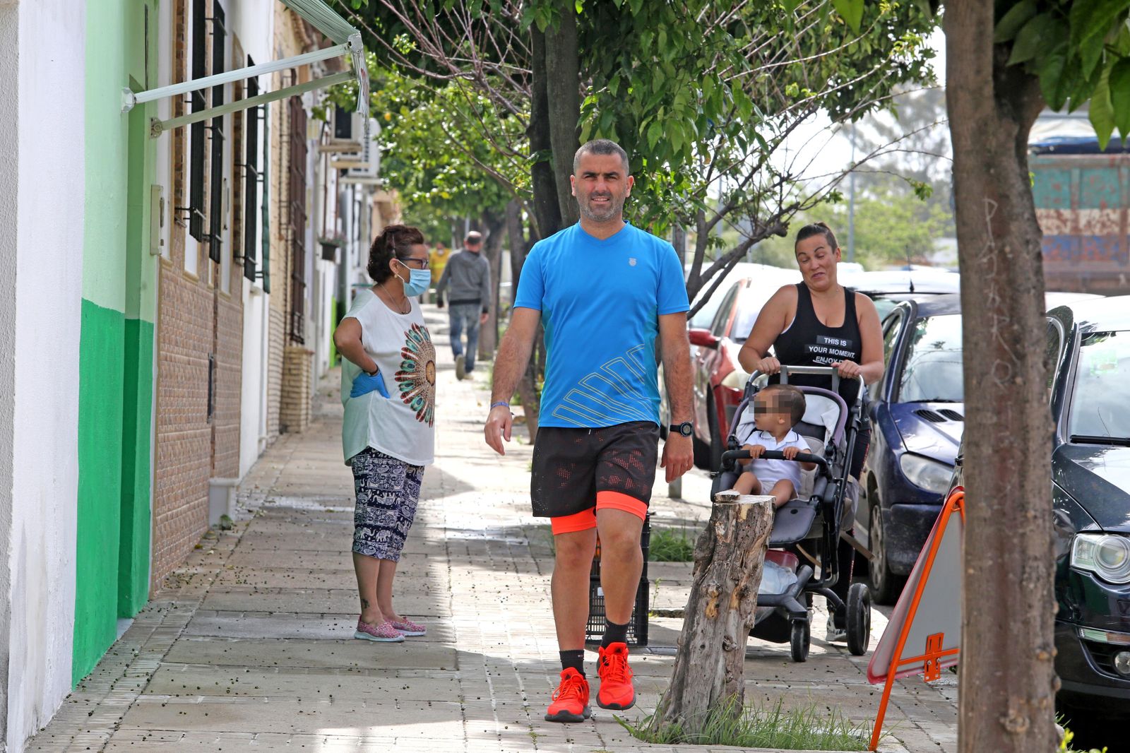 Imagen de este martes en Estella del Marqués, con grupos de todas las edades a mediodía.