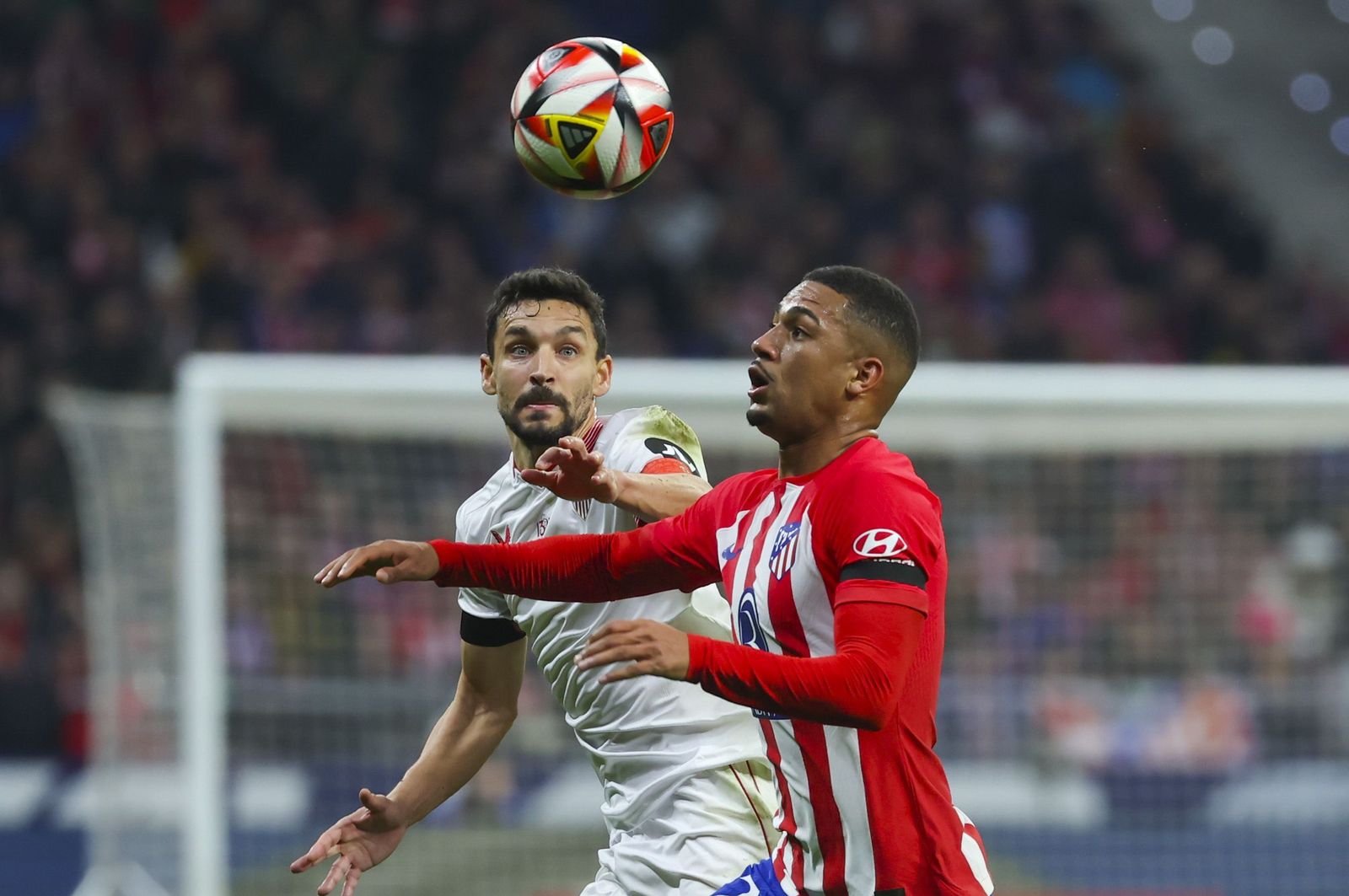 Jesús Navas y Samu Lino, con el balón en juego.