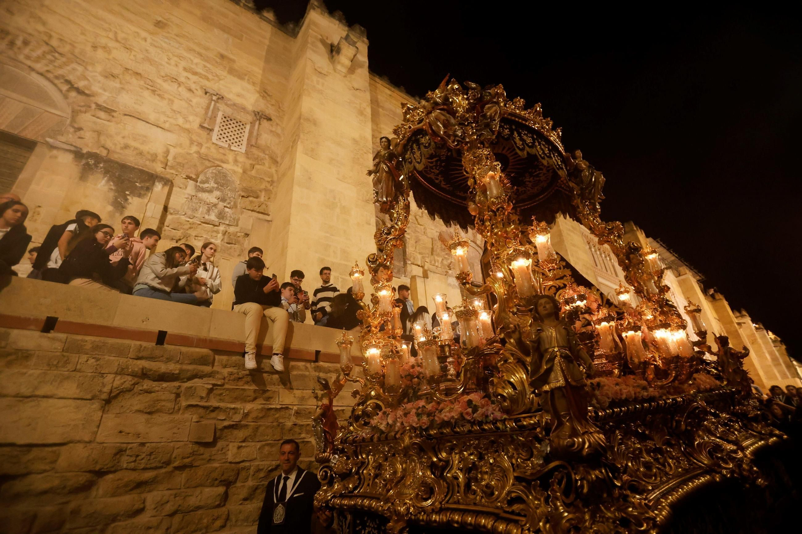 Ánimas celebra el 50 aniversario de la Virgen de las Tristezas por las calles de Córdoba