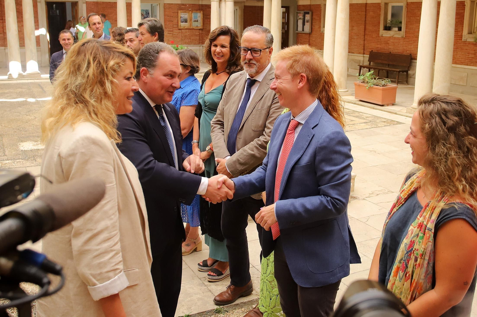 Imágenes del encuentro de Pilar Miranda con David Toscano en el Ayuntamiento de Huelva
