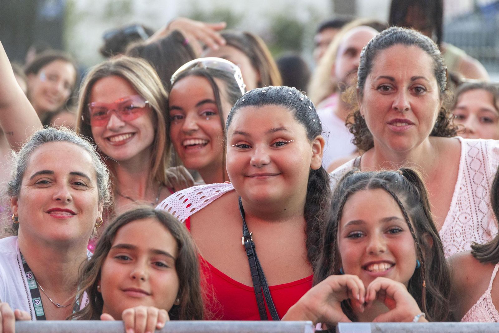 Búscate en las imágenes del concierto de Emilia en Concert Music Festival