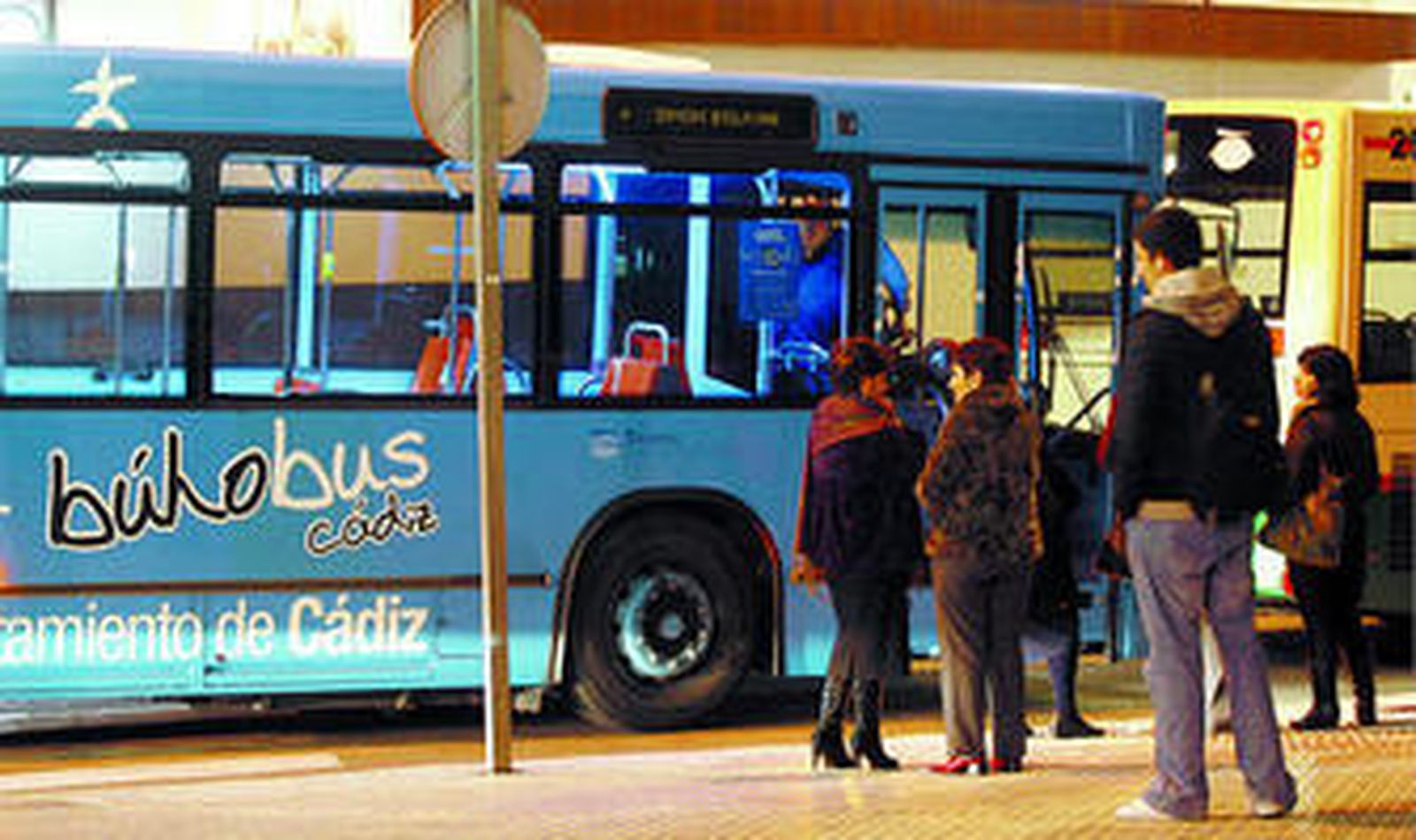 Tranvía tuvo que echar mano de un búhobus para sustituir a los autobuses dañados.