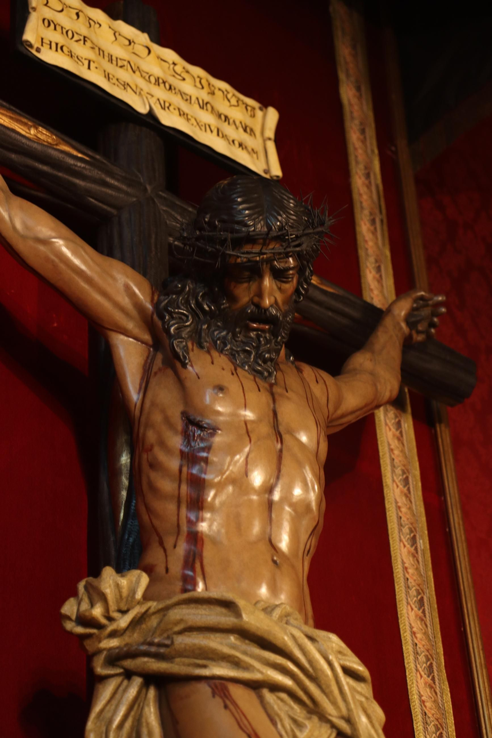 Sevilla acaricia la Semana Santa en un Domingo de Pasión lleno de cultos