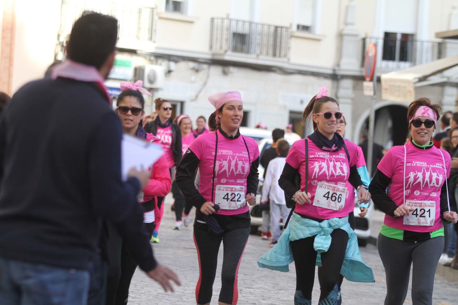 Imágenes de la Carrera contra el cáncer de mama de Huelva.