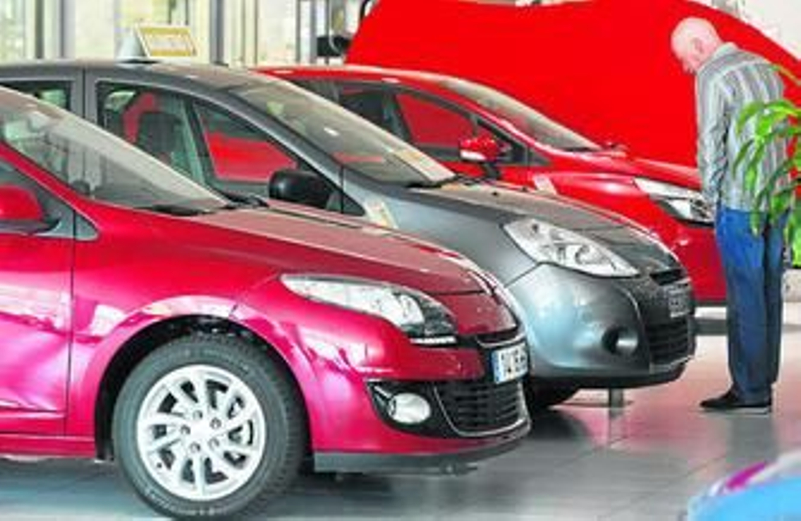 Muestra de coches a la venta en un concesionario.