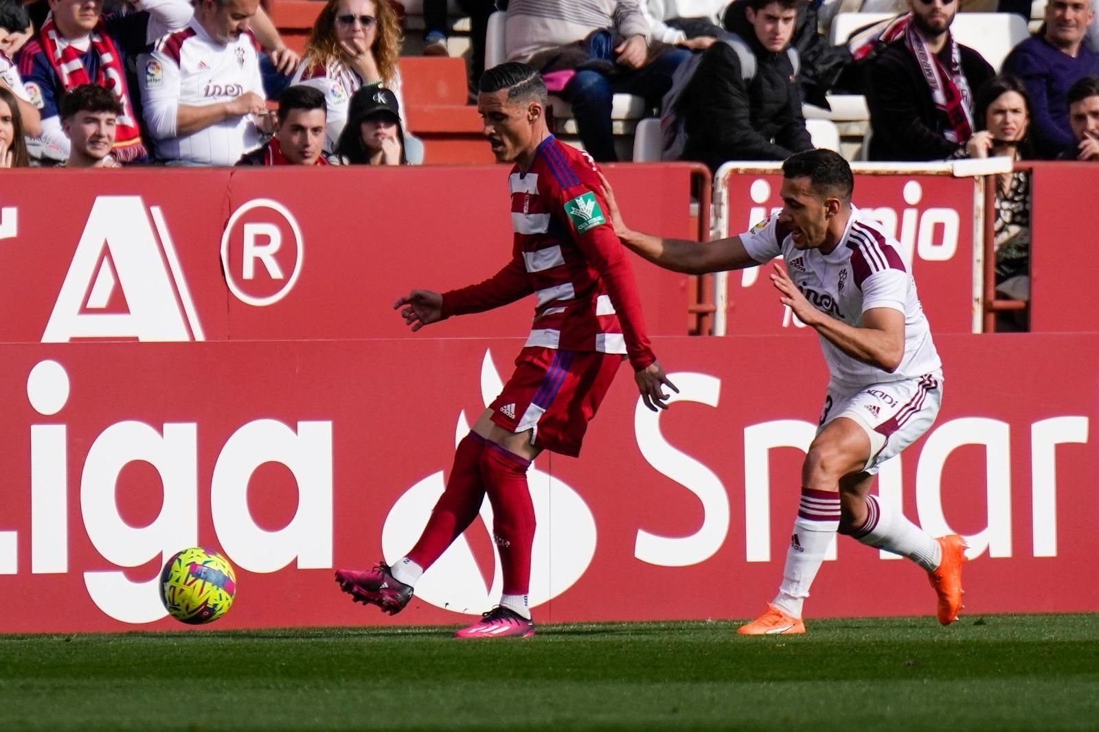 Callejón toca el balón en el partido ante el Albacete