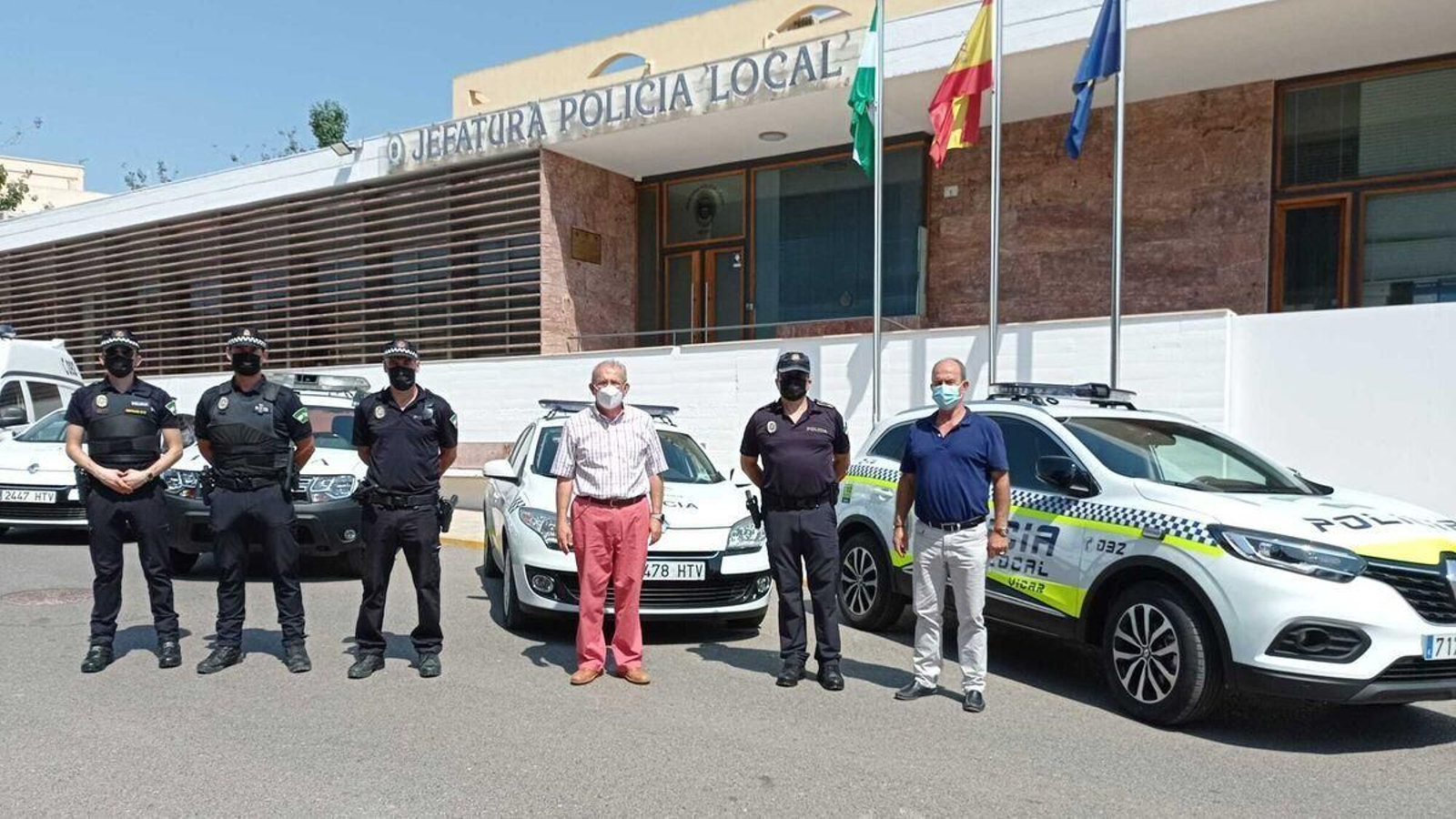 Antonio Bonilla con agentes de la Policía Local.