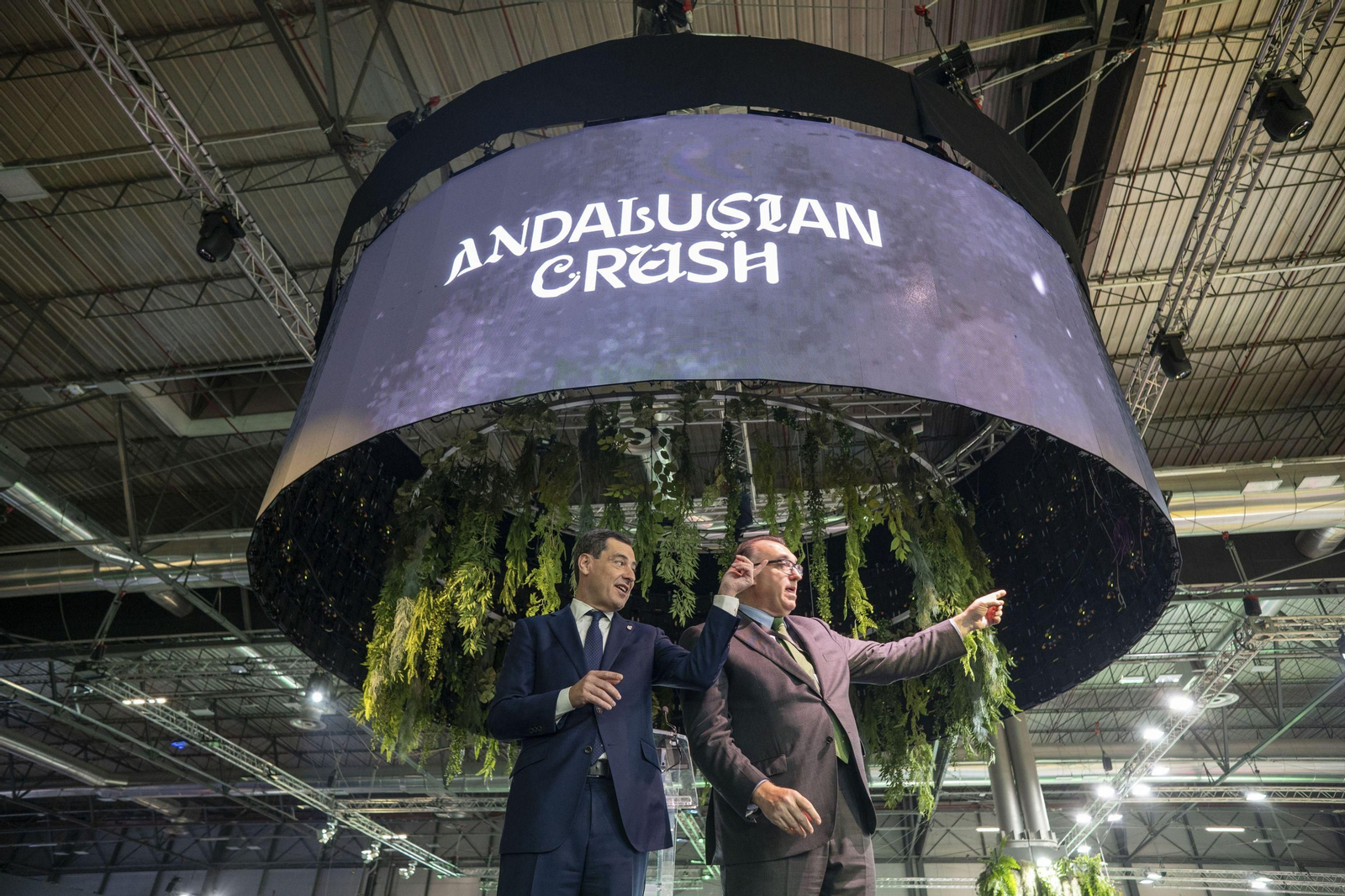 El presidente de la Junta, Juanma Moreno, con el consejero de Turismo, Arturo Bernal, en la inauguración del pabellón de Andalucía en Fitur.