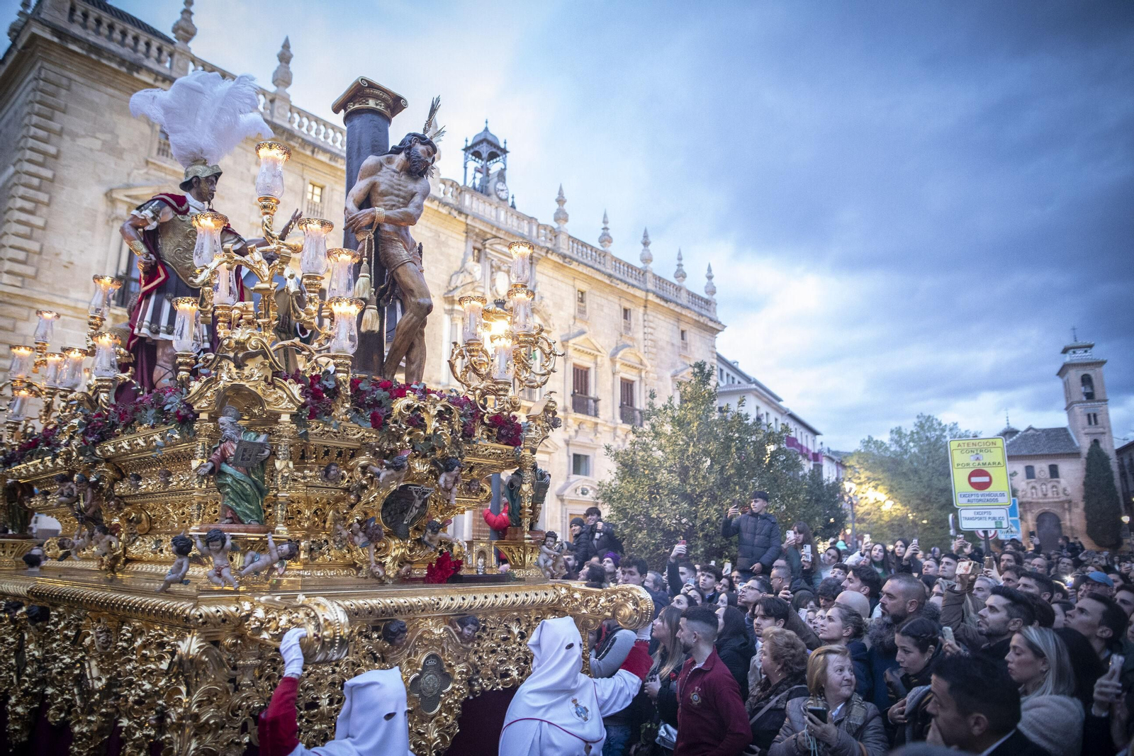La Aurora alumbra el Jueves Santo de Granada