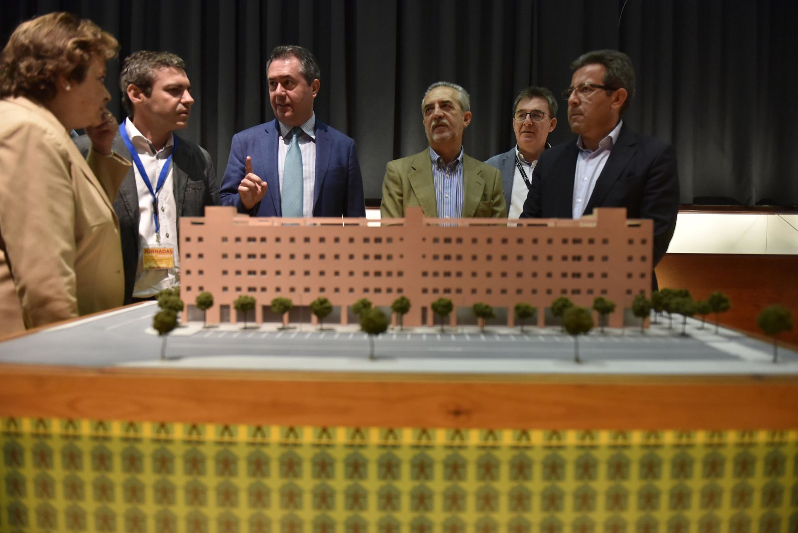 El alcalde, Juan Espadas, en la exposición de Emvisesa.