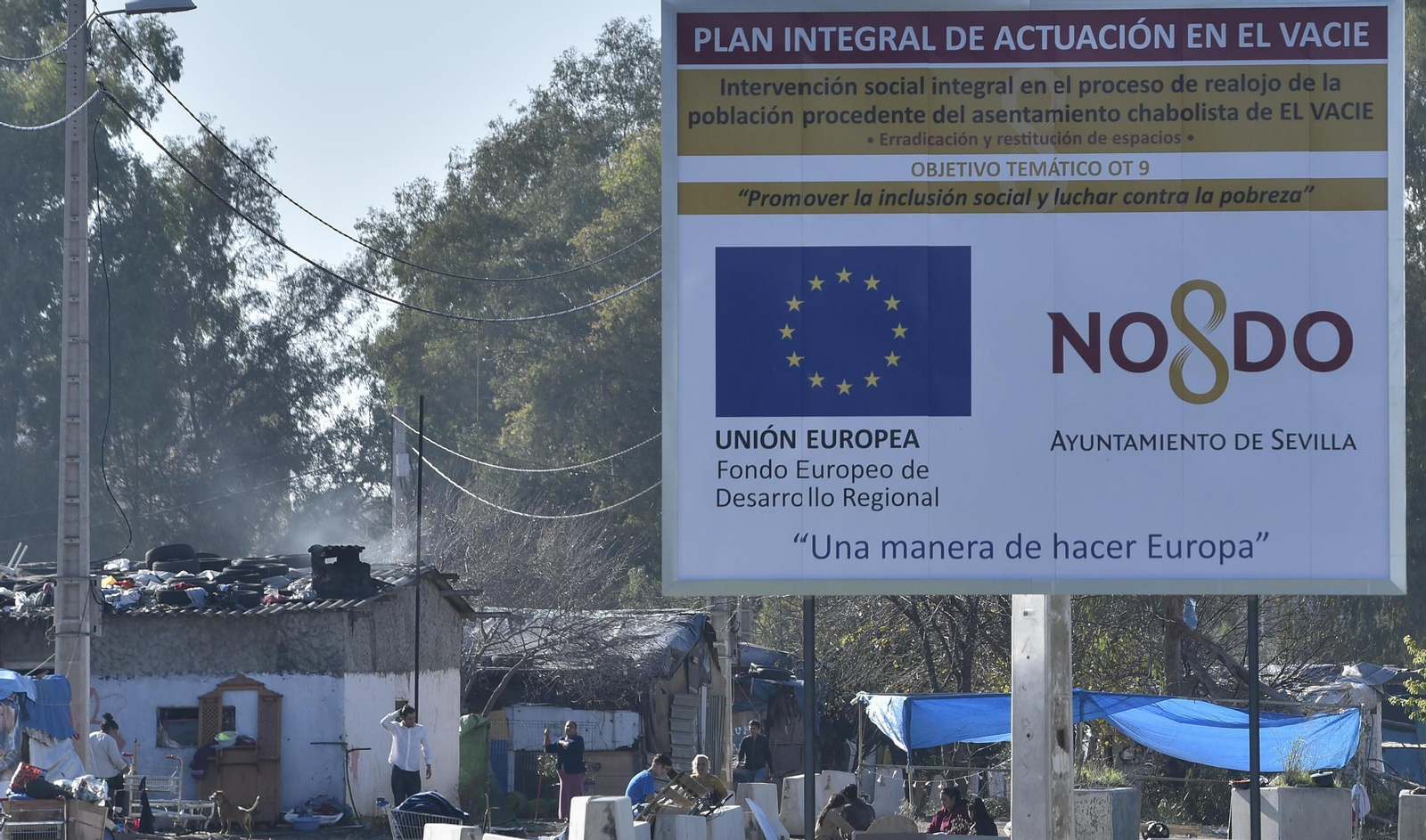Cartel que anuncia el plan de intervención en El Vacie, financiado con fondos europeos.