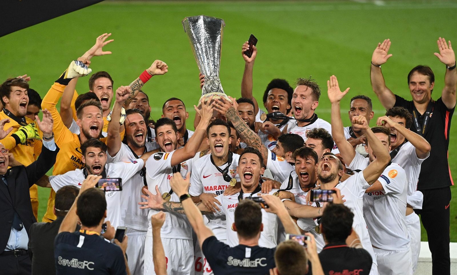 Alegría en la plantilla sevillista alzando el título alcanzado en Colonia en 2020.