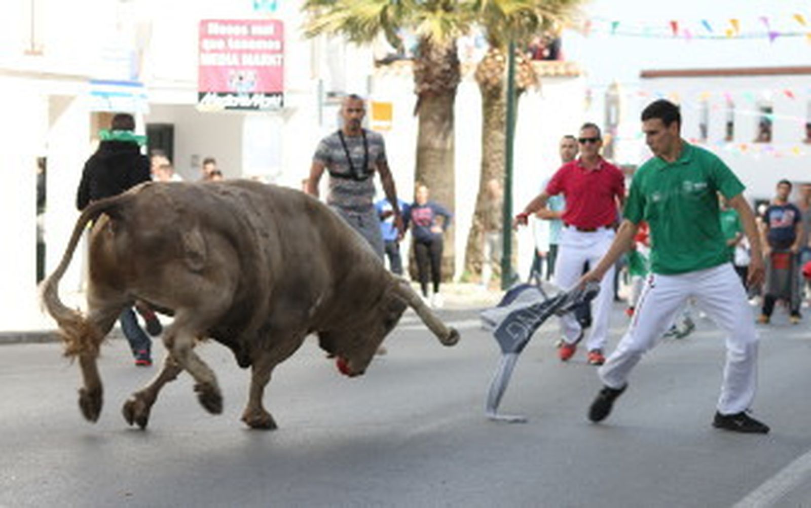 Una cornada en una pierna envía a un hombre al hospital en Paterna