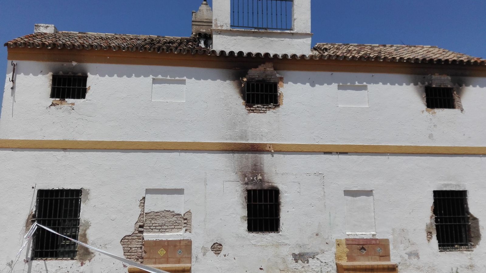 El fuego afectó a todas las plantas del edificio y las llamas han dejado huella en la fachada.