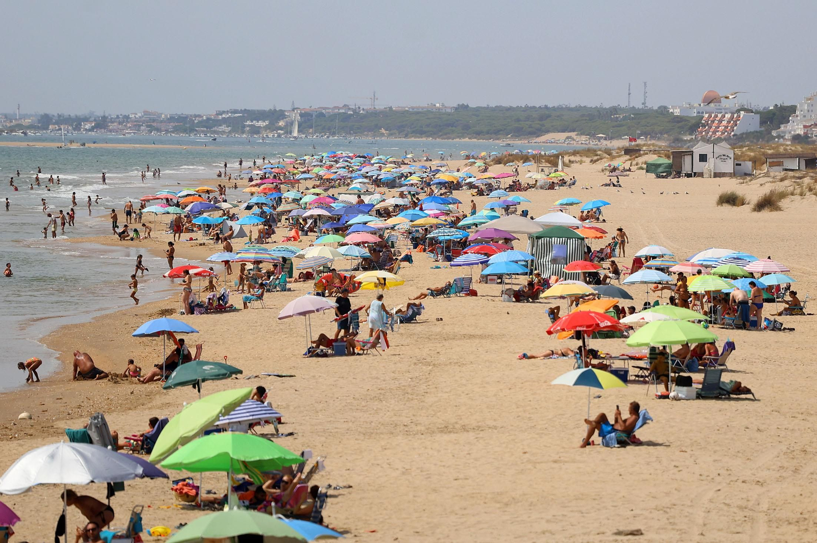 Imágenes del ambiente en las playas de Huelva durante la mañana del domingo